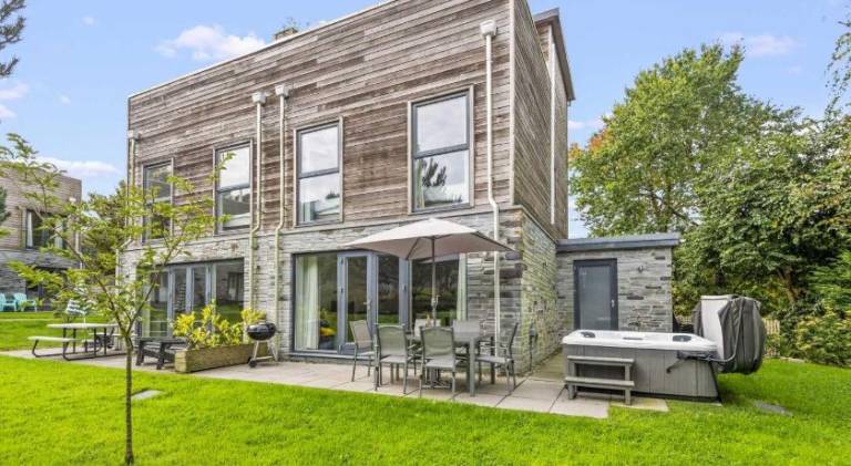 Vacation home with pool & hot tub in Looe
