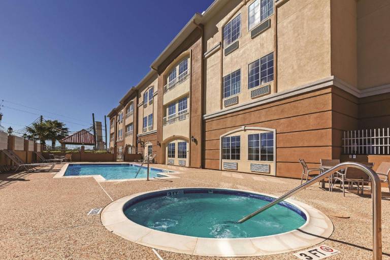 La Quinta Inn & Suites by Wyndham Angleton — photo 4