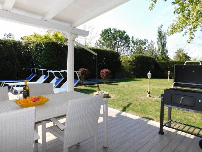 Villa with yard, private pool & grill | Pool view — photo 5