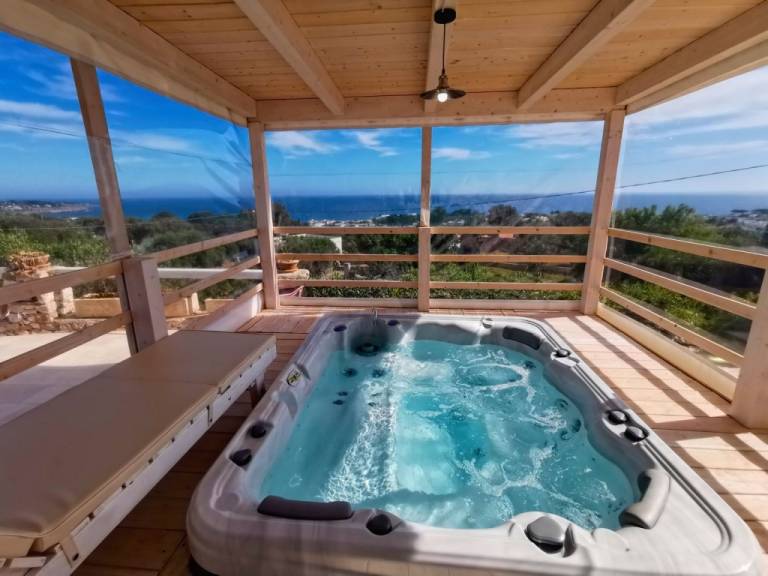 Villa with BBQ, hot tub & garden | Beach view — photo 4