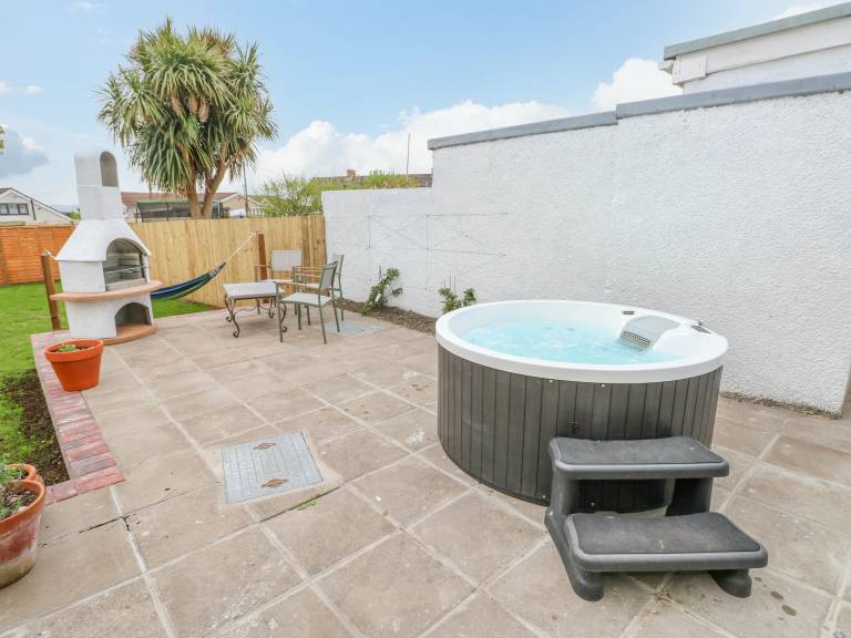 Child-friendly wonderful cottage with garden & jacuzzi | Beach view | Pet-friendly — photo 2