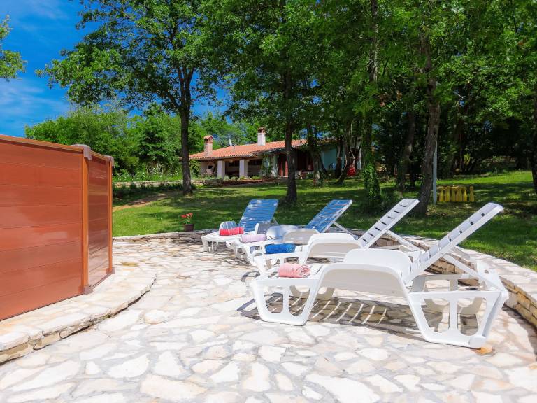 House with yard, grill & private pool — photo 4