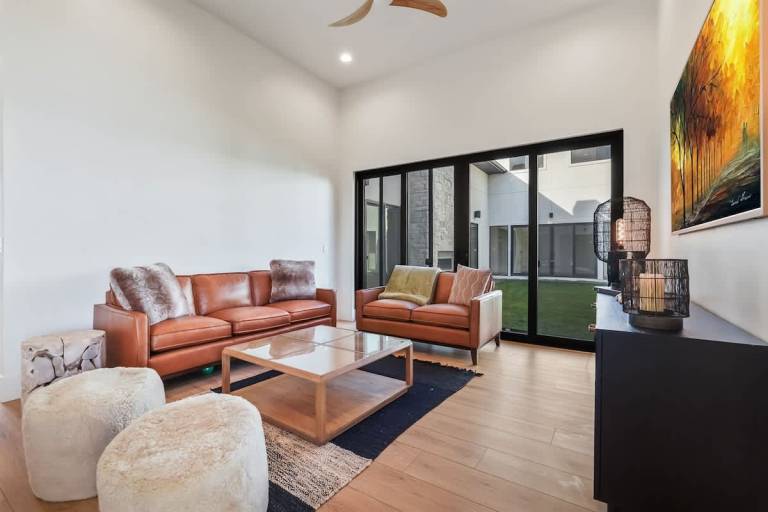 Family-oriented house with yard | Water view | Perfect for remote work | Pets are welcome — photo 3