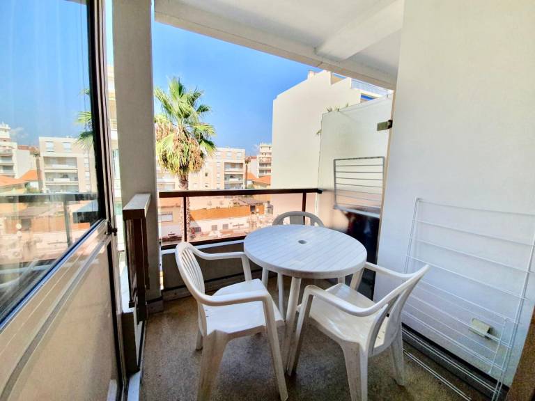 Holiday apartment with terrace & yard — photo 4