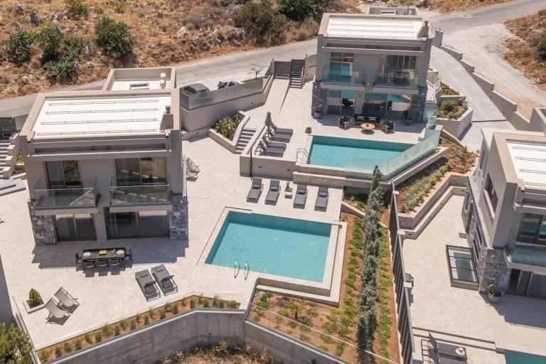 Villa with barbecue & private pool — photo 2