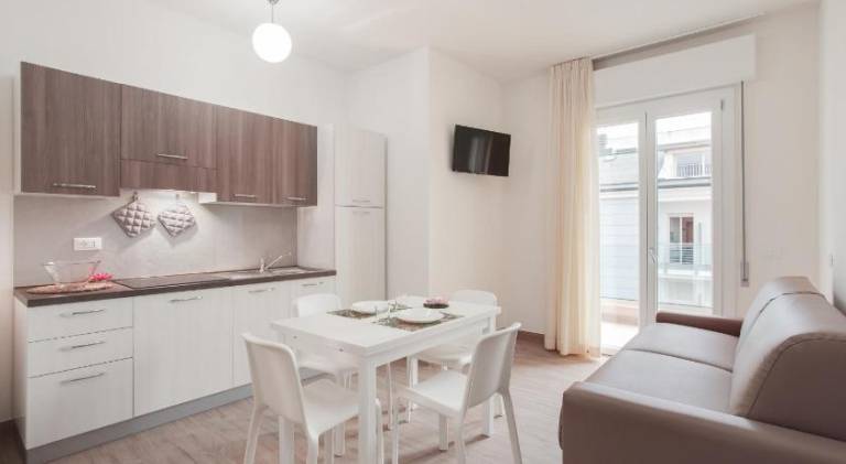 Serviced apartment with yard & terrace — photo 2
