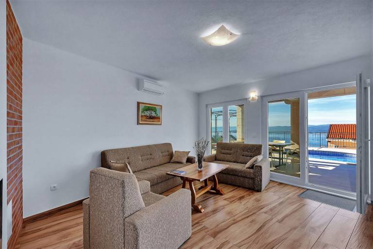 Children-friendly pleasant villa with patio, pool & barbecue | Mountain view | Dogs allowed — photo 4