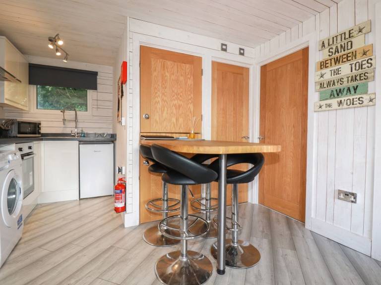 Cottage with pool & yard | Beach view — photo 4