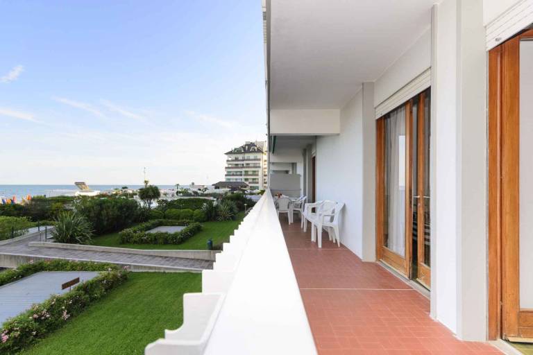 Holiday apartment with air conditioning and pool right by the sea — photo 4