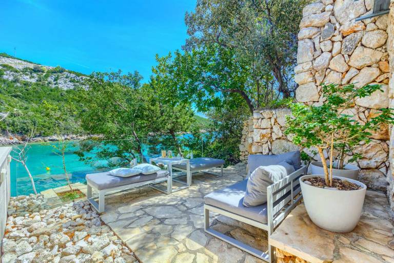 Amara Cottage - BeachFront gem with a heated pool up to five guests by MyWaycation — photo 4