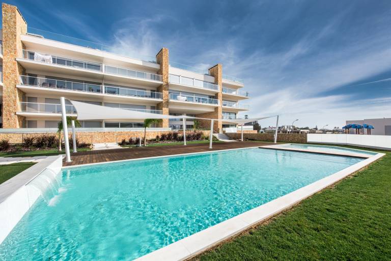 Holiday Home 'Lovely Modern Apartment with Pool' with Shared Pool, Wi-Fi and Air Conditioning — photo 2