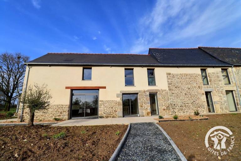 Gite with patio, BBQ & yard in Dinan