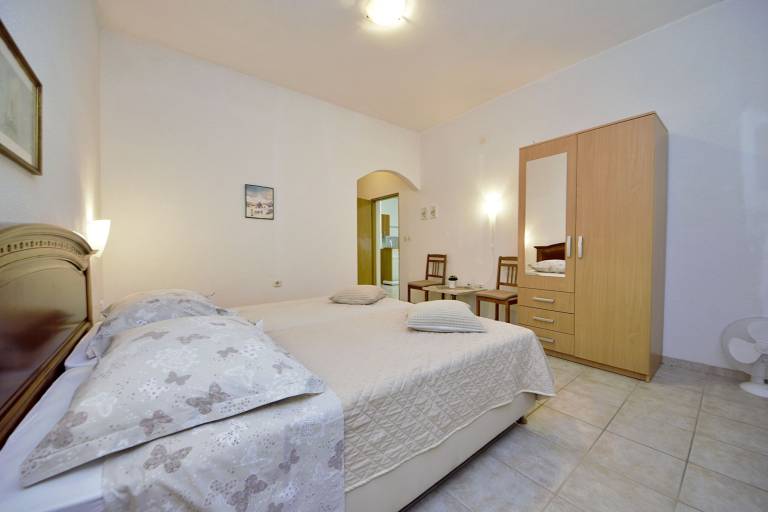 Spacious apartment with terrace, private pool & barbecue | Garden view | Dogs allowed — photo 4