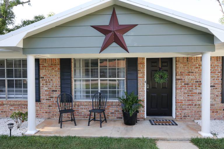 The Southern Star. BEST VALUE IN Gulf Shores. 4 BR home. Sleeps up to 16 guests. Private, fenced yard. Close to ball parks & beaches. Small pets OK. — photo 3