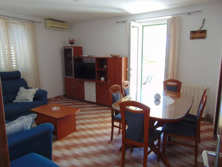 Holiday apartment with terrace | Garden view — photo 4