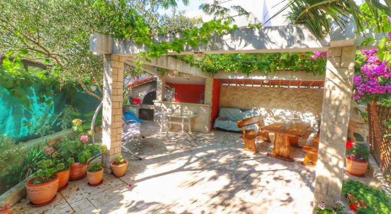 Holiday apartment with barbecue, garden & patio — photo 5