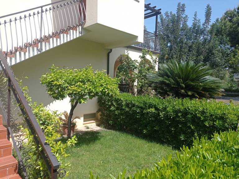 Holiday apartment with terrace & garden — photo 2