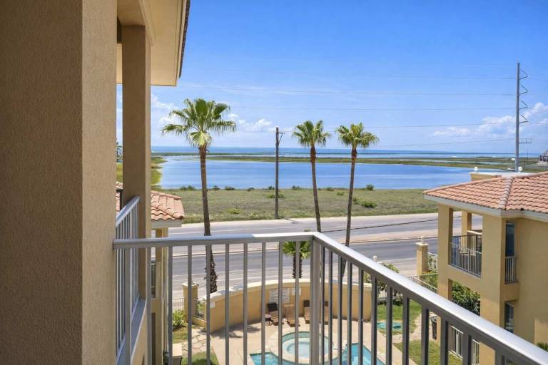 Holiday apartment with terrace & private pool in South Padre Island, TX