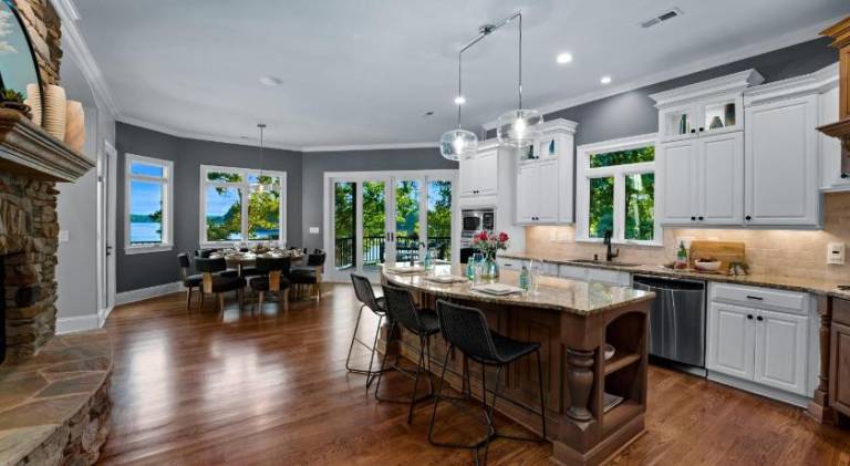 Vacation home with hot tub & pool — photo 4