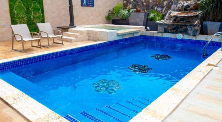 Serviced apartment with yard, jacuzzi & pool — photo 2