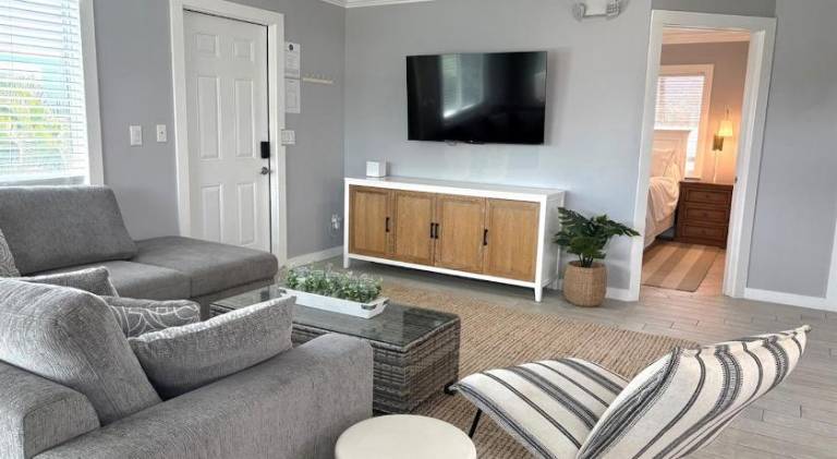 Bahia Vista Private Upper 2BR Canalfront Unit Walk to Fort Myers Beach — photo 2