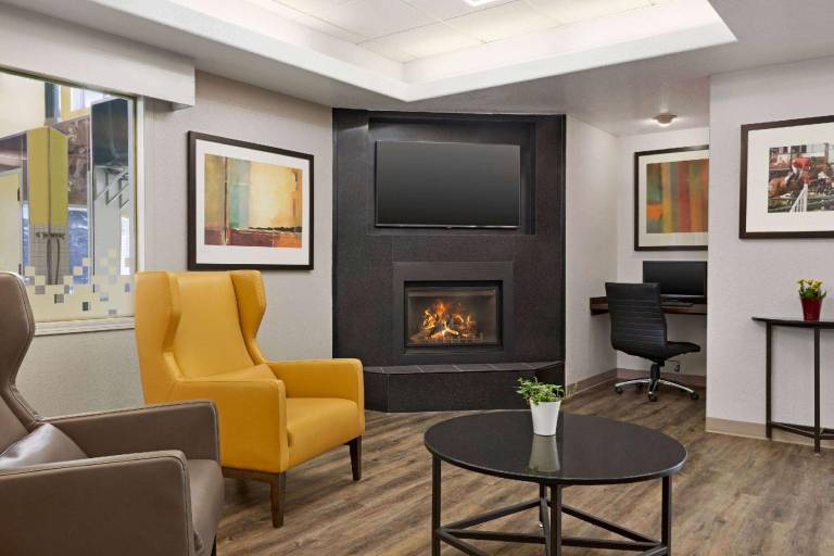 Super 8 By Wyndham Calgary Shawnessy Area — photo 3
