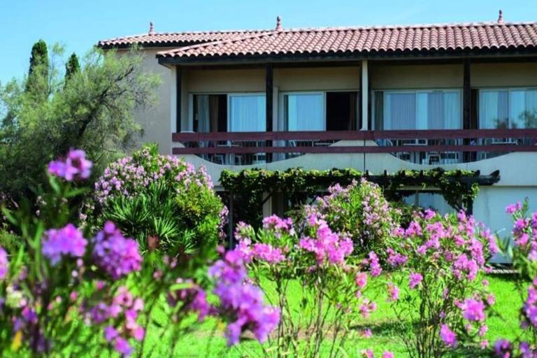 Charming holiday apartment with patio, yard & pool | Next to the beach | Pets allowed — photo 2