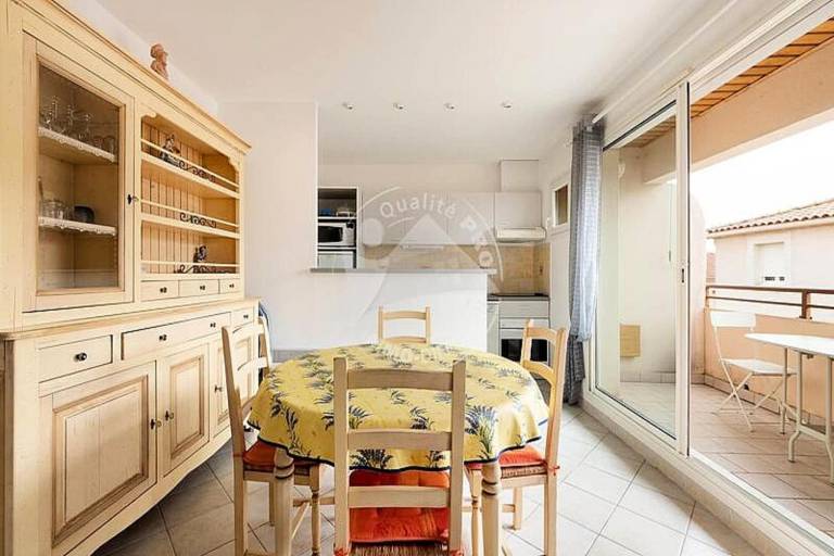 Apartment with patio in Nîmes