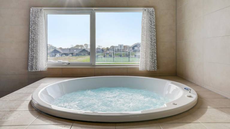 House with jacuzzi, sauna & yard — photo 3