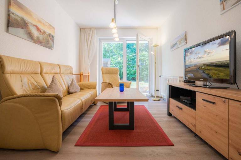 Apartment with yard & patio — photo 2