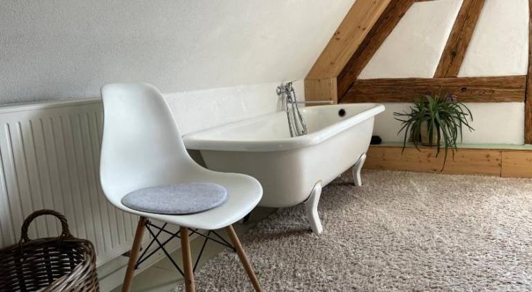 Ferieninrosengarten 1 Zi Appartement 190 cm Deckenhohe ODER große 4 Zi DG WHG — photo 2