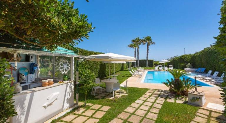 Charming serviced apartment with pool, terrace & yard | Beach nearby | Pet-friendly — photo 5