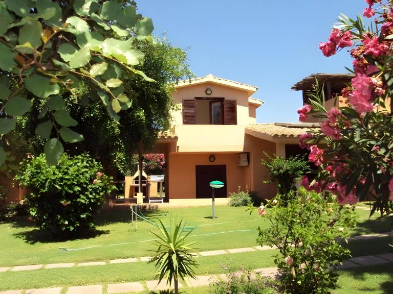 Pleasant serviced apartment with patio & yard | Pets allowed in Villasimius