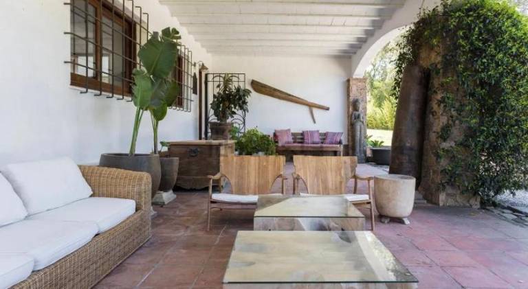 Villa with pool — photo 3