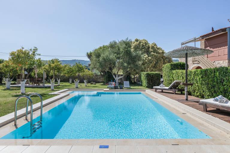 Villa with terrace, fast internet & garden | Garden view in Platanias