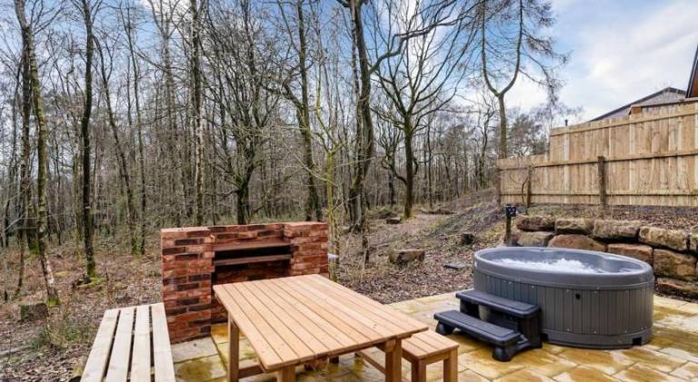 House with hot tub — photo 3