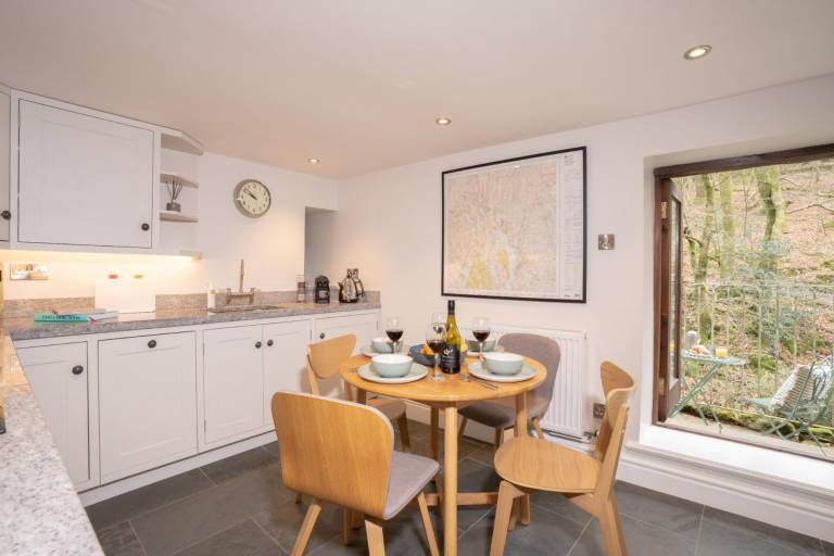 Spacious Detached property with Waterfall View — photo 2