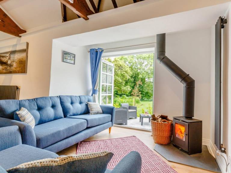 Fully equipped cottage with yard & terrace | Pets allowed in Falmouth