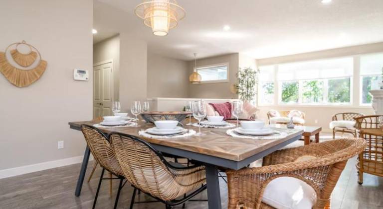 BoHo House-Sleeps 17-Garage-3 Kitchens-Fireplace in Edmonton, AB