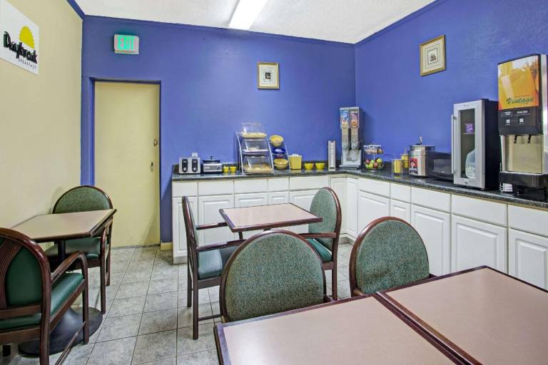 Days Inn by Wyndham Benson — photo 4