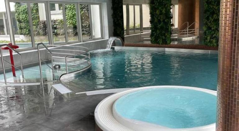 Apartment with hot tub & pool — photo 3