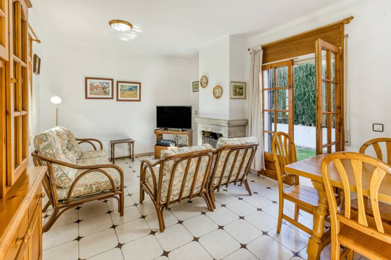 Vacation home with BBQ, terrace & garden | Garden view — photo 2