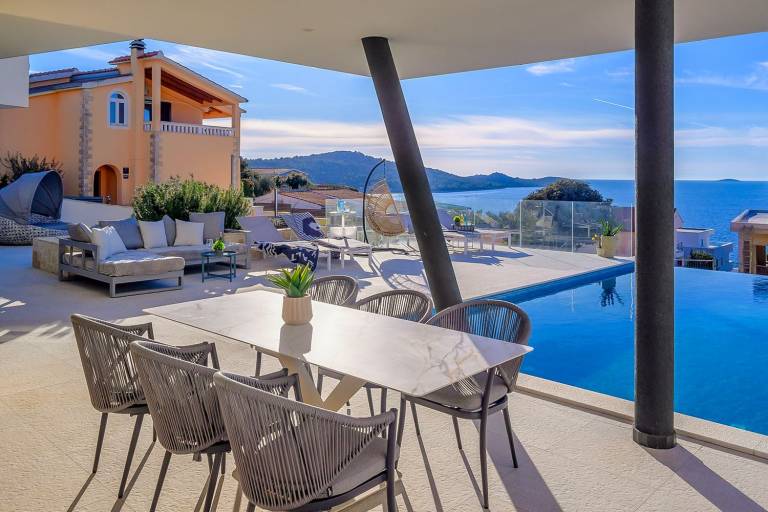 Family-oriented villa with barbecue, private pool & yard | Pets are welcome — photo 3