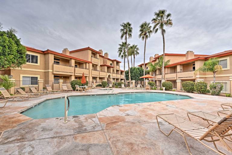 Phoenix Condo w Balcony & Spa 14 Mi to Downtown