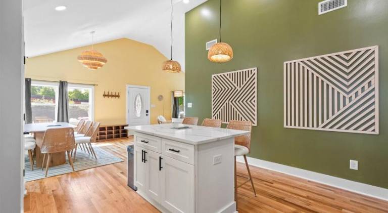House with hot tub | Pets are welcome — photo 4