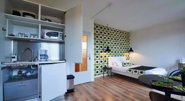 Serviced apartment with yard & patio | Pets allowed — photo 2