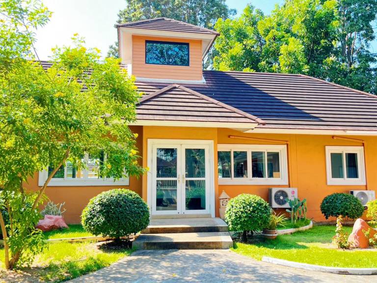 Vacation home with jacuzzi, pool & BBQ — photo 2