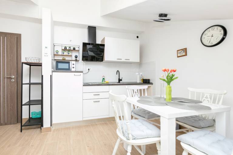 Fully equipped pleasant rental apartment with yard, terrace & grill | Sea view | Beach nearby | Dogs allowed — photo 4