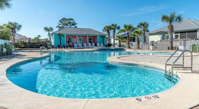 Vacation home with pool — photo 4