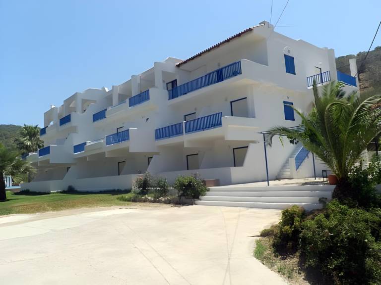 Serviced apartment with terrace, pool & hot tub — photo 2